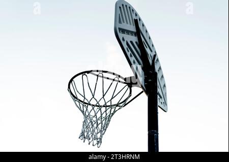 Basketballkorb Mit Blauem Himmel Im Hintergrund, Dämmerung Stockfoto