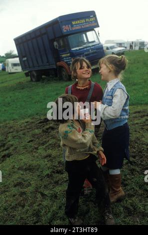 Junge Zigeunermädchen, die Spaß beim Lachen während der jährlichen Pferdemesse in Appleby in Westmorland, Lake District, Cumbria, England, im Juni 1985 1980, Großbritannien HOMER SYKES Stockfoto