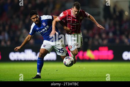 Der Massimo Luongo von Ipswich Town kämpft beim Sky Bet Championship-Spiel in Ashton Gate in Bristol gegen Jason Knight von Bristol City. Bilddatum: Mittwoch, 25. Oktober 2023. Stockfoto