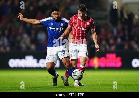 Der Massimo Luongo von Ipswich Town kämpft beim Sky Bet Championship-Spiel in Ashton Gate in Bristol gegen Jason Knight von Bristol City. Bilddatum: Mittwoch, 25. Oktober 2023. Stockfoto