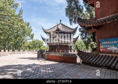 Tempelgebäude neben Qionghai in der Stadt Xichang Stockfoto