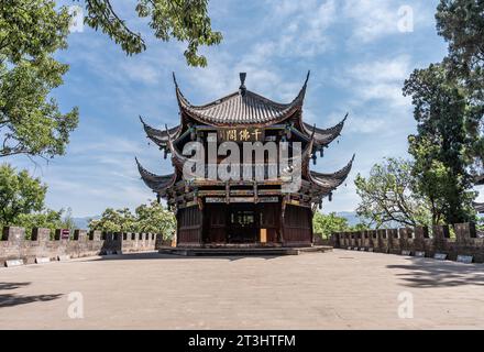 Tempelgebäude neben Qionghai in der Stadt Xichang Stockfoto