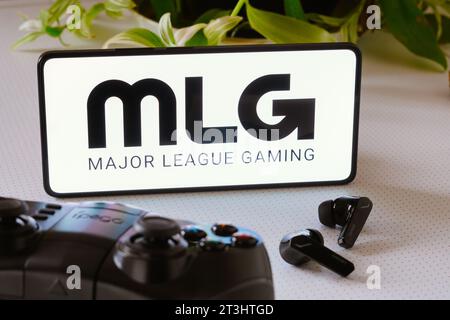 In dieser Fotoabbildung wird das Major League Gaming (MLG)-Logo auf einem Smartphone-Bildschirm neben einem Gamepad und Kopfhörern angezeigt. (Foto von Rafael Henrique / SOPA Images/SIPA USA) *** ausschließlich für redaktionelle Nachrichtenzwecke *** Stockfoto