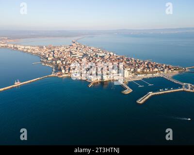 Atemberaubender Blick auf den Sonnenaufgang in der Stadt Pomorie, Burgas Region, Bulgarien Stockfoto