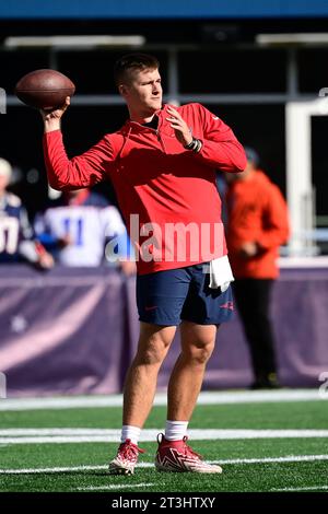 22. Oktober 2023; der Quarterback der New England Patriots Bailey Zappe (4) wärmt sich vor einem Spiel gegen die Buffalo Bills in Foxborough, Massachusetts auf. Eric Canha/Cal Sport Media Stockfoto