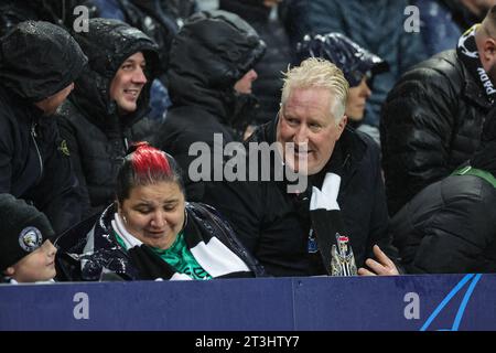 Newcastle, Großbritannien. Oktober 2023. Newcastle Fans beim UEFA Champions League-Spiel Newcastle United gegen Borussia Dortmund in St. James's Park, Newcastle, Großbritannien, 25. Oktober 2023 (Foto: Mark Cosgrove/News Images) Credit: News Images LTD/Alamy Live News Stockfoto