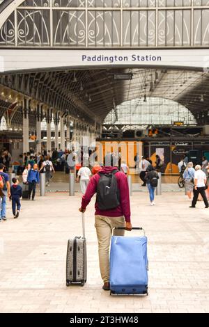 London, England, Großbritannien - 28. Juni 2023: Person mit Koffern, die zum Bahnhof London Paddington geht Stockfoto