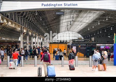 London, England, Großbritannien - 28. Juni 2023: Person mit Koffern, die zum Bahnhof London Paddington geht Stockfoto