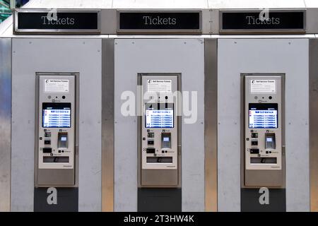 London, England, Großbritannien - 28. Juni 2023: Reihe von Selbstbedienungsfahrkartenautomaten am Bahnhof London Paddington Stockfoto