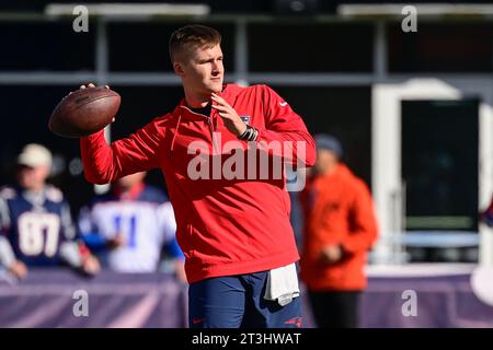 22. Oktober 2023; der Quarterback der New England Patriots Bailey Zappe (4) wärmt sich vor einem Spiel gegen die Buffalo Bills in Foxborough, Massachusetts auf. Eric Canha/Cal Sport Media Stockfoto