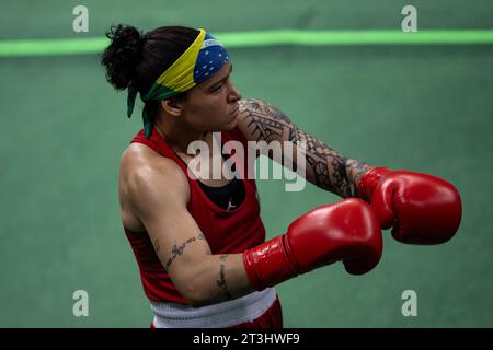 Santiago, Brasilien. Oktober 2023. CHILE - SANTIAGO - 25/10/2023 - PANAMERIKANISCHE SPIELE SANTIAGO 2023, BOXEN - brasilianische Athletin Beatriz Ferreira im Viertelfinale des Boxwettbewerbs im Olympischen Trainingszentrum während der Panamerikanischen Spiele Santiago 2023. Foto: Gabriel Heusi /AGIF Credit: AGIF/Alamy Live News Stockfoto