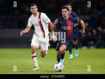 Vitinha von PSG im Kampf gegen Christian Pulisic, den AC Mailand, während des Gruppenspiels der UEFA Champions League im Parc des Princes in Paris, Frankreich. Bilddatum: Mittwoch, 25. Oktober 2023. Stockfoto