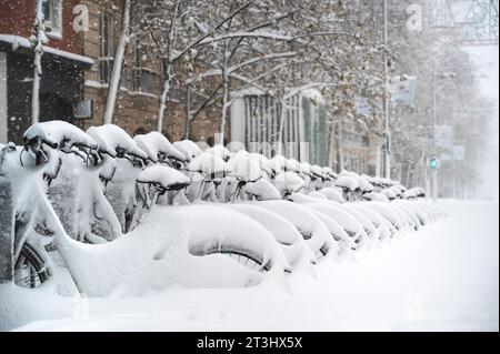 Fahrräder in der Straße von madrid mit Schnee bedeckt. Borrasca Filomena.Madrid.Spanien Stockfoto