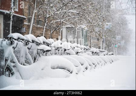 Fahrräder in der Straße von madrid mit Schnee bedeckt. Borrasca Filomena.Madrid.Spanien Stockfoto