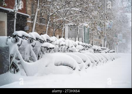 Fahrräder in der Straße von madrid mit Schnee bedeckt. Borrasca Filomena.Madrid.Spanien Stockfoto