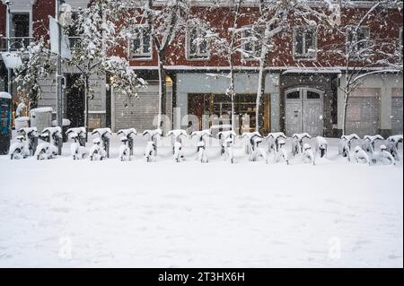 Fahrräder in der Straße von madrid mit Schnee bedeckt. Borrasca Filomena.Madrid.Spanien Stockfoto