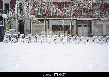 Fahrräder in der Straße von madrid mit Schnee bedeckt. Borrasca Filomena.Madrid.Spanien Stockfoto