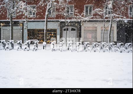 Fahrräder in der Straße von madrid mit Schnee bedeckt. Borrasca Filomena.Madrid.Spanien Stockfoto