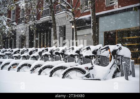 Fahrräder in der Straße von madrid mit Schnee bedeckt. Borrasca Filomena.Madrid.Spanien Stockfoto