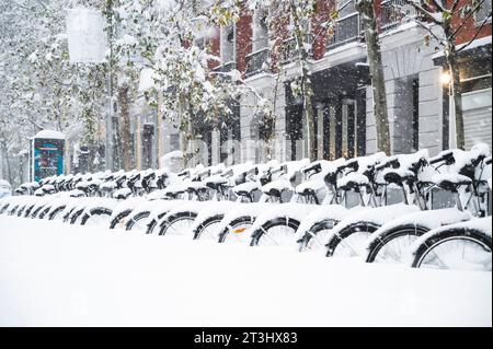 Fahrräder in der Straße von madrid mit Schnee bedeckt. Borrasca Filomena.Madrid.Spanien Stockfoto