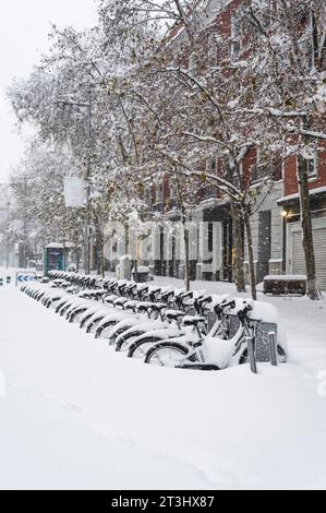 Fahrräder in der Straße von madrid mit Schnee bedeckt. Borrasca Filomena.Madrid.Spanien Stockfoto