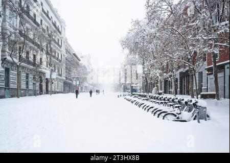 Fahrräder in der Straße von madrid mit Schnee bedeckt. Borrasca Filomena.Madrid.Spanien Stockfoto