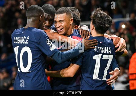 Paris, Frankreich, Frankreich. Oktober 2023. Kylian MBAPPE von PSG feiert sein Tor mit seinen Teamkollegen beim Spiel der Gruppe F der UEFA Champions League zwischen Paris Saint-Germain und dem AC Milan am 25. Oktober 2023 im Parc des Princes Stadium in Paris. (Kreditbild: © Matthieu Mirville/ZUMA Press Wire) NUR REDAKTIONELLE VERWENDUNG! Nicht für kommerzielle ZWECKE! Stockfoto