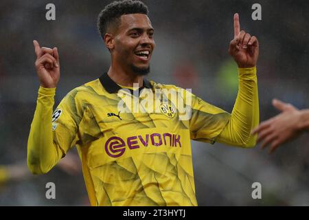 Borussia Dortmunds Felix Nmecha feiert, nachdem er sein erstes Tor beim Spiel der UEFA Champions League Gruppe F zwischen Newcastle United und Borussia Dortmund in St. erzielte James's Park, Newcastle am Mittwoch, den 25. Oktober 2023. (Foto: Mark Fletcher | MI News) Credit: MI News & Sport /Alamy Live News Stockfoto