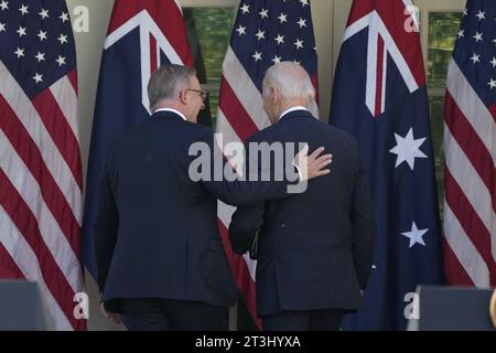 Washington, Usa. Oktober 2023. Der US-Präsident Joe Biden und der australische Premierminister Anthony Albanese halten während eines offiziellen Besuchs am 25. Oktober 2023 eine gemeinsame Pressekonferenz im Weißen Haus in Washington, DC ab.Credit: Chris Kleponis/CNP Credit: Abaca Press/Alamy Live News Stockfoto