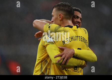 Borussia Dortmunds Felix Nmecha feiert mit Nico Schlotterbeck, nachdem er beim Spiel der UEFA Champions League Gruppe F zwischen Newcastle United und Borussia Dortmund in St. sein erstes Tor erzielte James's Park, Newcastle am Mittwoch, den 25. Oktober 2023. (Foto: Mark Fletcher | MI News) Credit: MI News & Sport /Alamy Live News Stockfoto