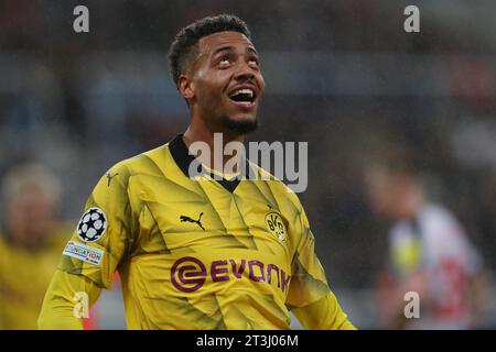 Borussia Dortmunds Felix Nmecha feiert, nachdem er sein erstes Tor beim Spiel der UEFA Champions League Gruppe F zwischen Newcastle United und Borussia Dortmund in St. erzielte James's Park, Newcastle am Mittwoch, den 25. Oktober 2023. (Foto: Mark Fletcher | MI News) Credit: MI News & Sport /Alamy Live News Stockfoto