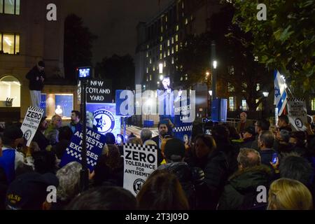 London, Großbritannien. Oktober 2023. Britische Juden und Unterstützer versammelten sich bei der Kampagne gegen Antisemitismus vor New Scotland Yard und forderten, dass die Polizei Gesetze gegen antisemitische und pro-Hamas-Demonstranten bei propalästinensischen Demonstrationen in London durchsetzt. Quelle: Vuk Valcic/Alamy Live News Stockfoto