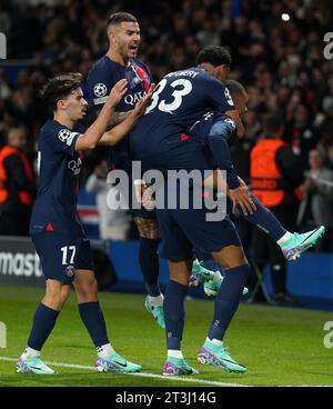 Kylian Mbappe (rechts) von PSG feiert mit seinen Teamkollegen, nachdem sie beim Spiel der Gruppe F der UEFA Champions League im Parc des Princes in Paris das erste Tor des Spiels erzielt haben. Bilddatum: Mittwoch, 25. Oktober 2023. Stockfoto