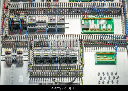 Elektrische Schalttafel mit unterschiedlich farbigen Drähten, Schaltern und Sensoren, Vorderansicht Stockfoto