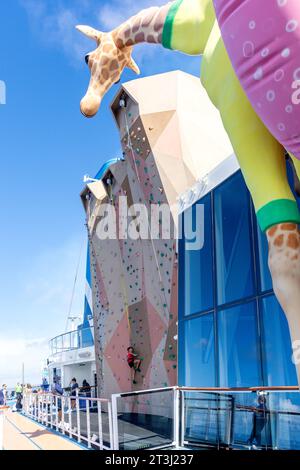 Kletterwand auf dem Kreuzfahrtschiff „Anthem of the Seas“ der Royal Caribbean, Gran Canaria, Kanarische Inseln, Spanien Stockfoto