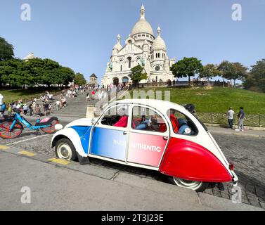 Citroën 2CV Tourenwagen vor der Basilika Sacré-Cœur, Montmartre, Paris, Île-de-France, Frankreich Stockfoto