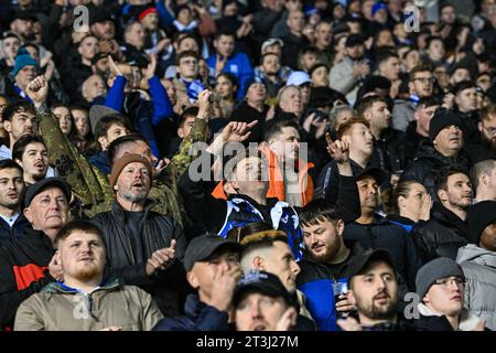 Oktober 2023; St Andrews, Birmingham, West Midlands, England; EFL Championship Football, Birmingham City gegen Hull City; Birmingham Fans applaudieren in Erinnerung an Sir Bobby Charlton Stockfoto