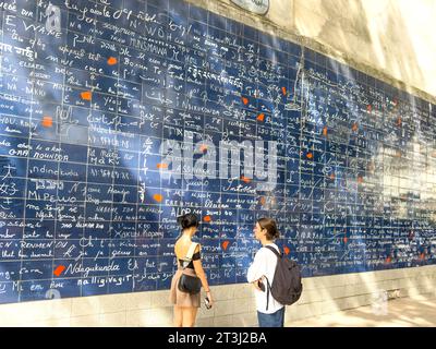„Ich liebe dich“ in mehreren Sprachen an der „Mur des je t'aime“, Place des Abbesses, Montmartre, Paris, Île-de-France, Frankreich Stockfoto