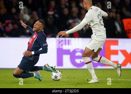 PSG-Spieler Kylian Mbappe im Kampf gegen Malick Thiaw am AC Mailand während des Gruppenspiels der UEFA Champions League im Parc des Princes in Paris. Bilddatum: Mittwoch, 25. Oktober 2023. Stockfoto