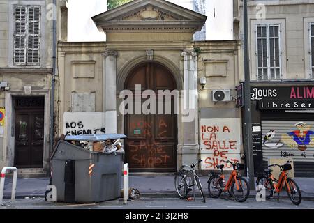 21. Oktober 2023, Marseille, Frankreich: Allgemeiner Blick auf die Fassade des zukünftigen Schießsaals in Marseille, auf dem â€œNo zu der Schießerei roomâ€ markiert wurde. â Risikokonsum roomâ€ (SCMR), auch â œshooting roomâ€ genannt, sollte 2024 auf dem Boulevard de la œlower LibÃ in Marseille 110 ins Licht kommen. Der Ort, der von der Gemeinde gewählt wurde, sorgt einige Anwohner und Eltern von Schülern aus nahegelegenen Schulen. (Credit Image: © Gerard Bottino/SOPA Images via ZUMA Press Wire) NUR REDAKTIONELLE VERWENDUNG! Nicht für kommerzielle ZWECKE! Stockfoto