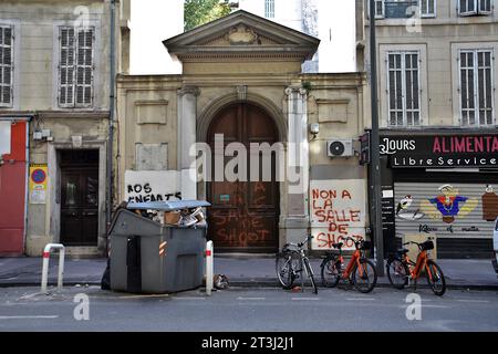 21. Oktober 2023, Marseille, Frankreich: Allgemeiner Blick auf die Fassade des zukünftigen Schießsaals in Marseille, auf dem â€œNo zu der Schießerei roomâ€ markiert wurde. â Risikokonsum roomâ€ (SCMR), auch â œshooting roomâ€ genannt, sollte 2024 auf dem Boulevard de la œlower LibÃ in Marseille 110 ins Licht kommen. Der Ort, der von der Gemeinde gewählt wurde, sorgt einige Anwohner und Eltern von Schülern aus nahegelegenen Schulen. (Credit Image: © Gerard Bottino/SOPA Images via ZUMA Press Wire) NUR REDAKTIONELLE VERWENDUNG! Nicht für kommerzielle ZWECKE! Stockfoto