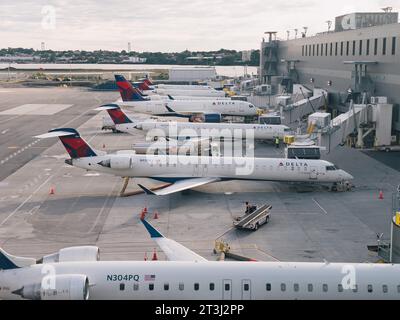 Eine Reihe von Delta Air Lines Regionaljets am La Guardia Airport an einem Frühlingsmorgen Stockfoto