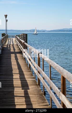 Holzsteg führt in einen Chiemsee in den Bayerischen Alpen Stockfoto