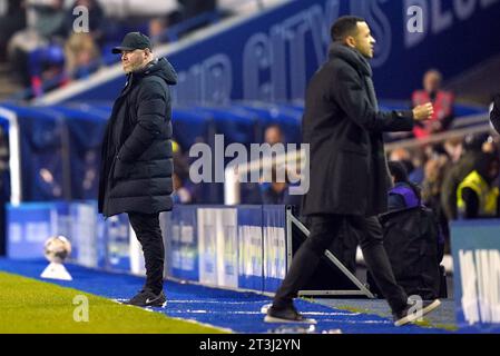 Birmingham City Manager Wayne Rooney (links) und Hull City Manager Liam Rosenior während des Sky Bet Championship Matches in St. Andrew's, Birmingham. Bilddatum: Mittwoch, 25. Oktober 2023. Stockfoto