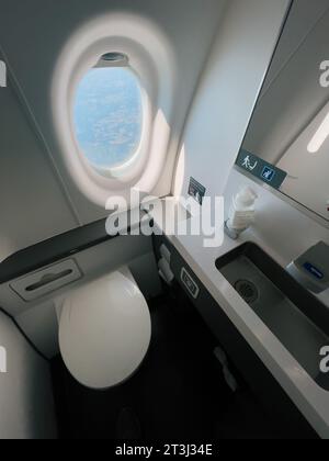 Ein Fenster in der Toilette eines Delta Air Lines Airbus A220 Flugzeugs Stockfoto