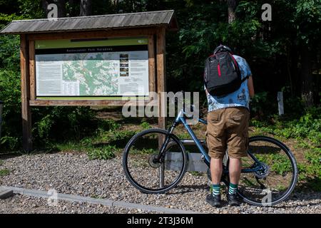 9. August 2023, Zwierzyniec, Woiwodschaft Lubelskie, Polen: Ein Radfahrer steht neben einer Karte des Roztoczanski-Parks Narodowy, die in der Nähe des Echo-Teichs (Stawy Echo) in Zwierzyniec zu sehen ist. Der Nationalpark Roztocze liegt im Südosten Polens in Roztocze, in der Woiwodschaft Lubelskie. Sie wurde am 10. Mai 1974 gegründet. Die Verwaltung des Parks befindet sich im Schloss des Bevollmächtigten in Zwierzyniec. (Credit Image: © Mateusz Slodkowski/SOPA Images via ZUMA Press Wire) NUR REDAKTIONELLE VERWENDUNG! Nicht für kommerzielle ZWECKE! Stockfoto