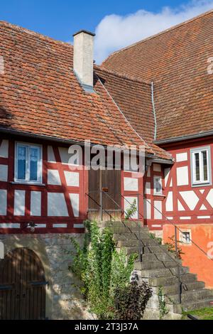 Altes Fachwerkhaus mit Steintreppe, die zu einer Holztür führt Stockfoto