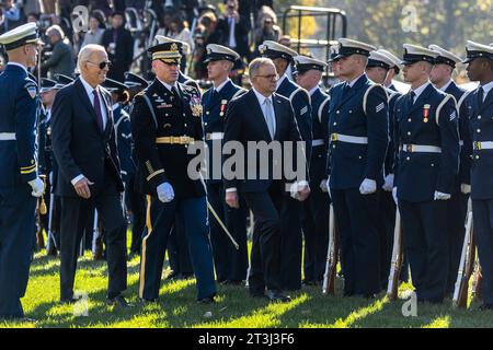 Washington, Usa. Oktober 2023. Von links nach rechts: US-Präsident Joe Biden, Colonel David Rowland, Kommandeur des 3. US-Infanterieregiments, und australischer Premierminister Anthony Albanese, sprechen über die alte Garde während der Staatsankunftszeremonie auf dem Südrasen des Weißen Hauses, 25. Oktober 2023 in Washington, DC. Adam Schultz/White House Photo/Alamy Live News Stockfoto