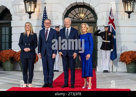 Washington, Usa. Oktober 2023. Jodie Haydon, australischer Premierminister Anthony Albanese, US-Präsident Joe Biden und First Lady Jill Biden bei der Ankunft im Südrasen des Weißen Hauses, 25. Oktober 2023 in Washington, DC Credit: Oliver Contreras/White House Photo/Alamy Live News Stockfoto