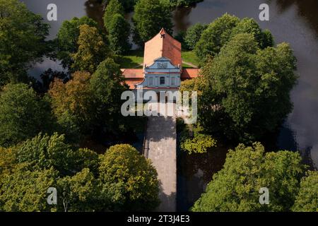 (ANMERKUNG DER REDAKTION: Bild mit einer Drohne) Drohnenansicht der Kirche auf dem Wasser in Zwierzyniec. Die Kirche am Wasser in Zwierzyniec wurde im 18. Jahrhundert erbaut und ihre Geschichte geht noch tiefer. Die Stadt Zwierzyniec gehörte zusammen mit den umliegenden Gebieten einst der Familie Firlej, die für ihre künstlerische und religiöse Schirmherrschaft bekannt war. Der Nationalpark Roztocze liegt im Südosten Polens in Roztocze, in der Woiwodschaft Lubelskie. Sie wurde am 10. Mai 1974 gegründet. Die Verwaltung des Parks befindet sich im Schloss des Bevollmächtigten in Zwierzyniec. (Foto von Mateus Stockfoto